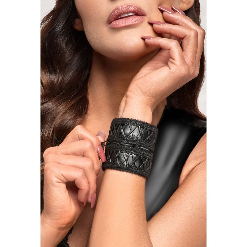 Noir Wrist Wallet With Hidden Zipper Black